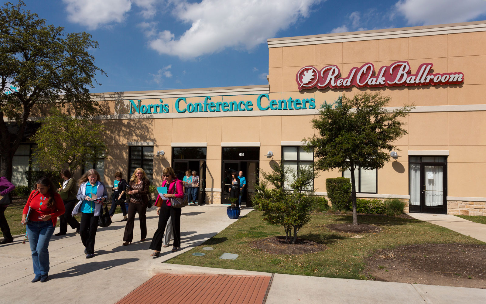 Norris Centers Austin, Front entry